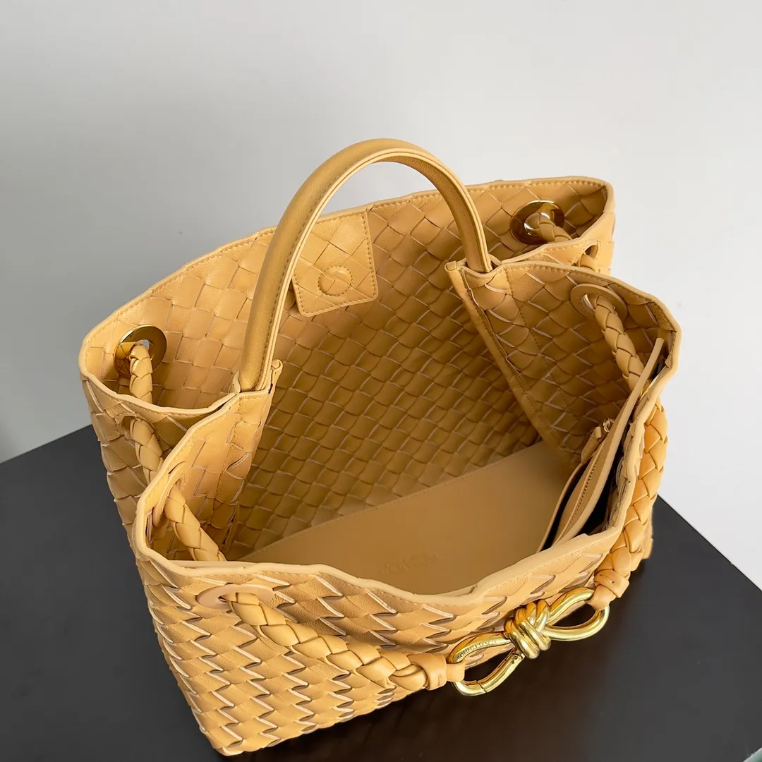 The 2023 new Andiamo batch of 2260 BV has been shipped‼ ️Really popular🔥The new Andiamo woven handbag launched by Bottega Veneta this season is really popular all over the world! ! Celebrities at home and abroad have worn it, and Oscar-winning actress Michelle Yeoh has taken it out on the street. Song Jia, Trai Yara, Yu Feihong, Sanji Ayaka, Rosie Hunting-Whiteley, Yoshioka Riho, etc. have all picked up this bag. It is classic and versatile, showing off its temperament, and the bag capacity is also large, which is very convenient for daily commuting! ! A variety of carrying methods, the shoulder straps can be adjusted by yourself, the original lambskin feels soft and delicate, and the unisex style breaks the gender boundaries and brings a more practical and long-lasting use experience. Andiamo, which has both elegant and casual styles, perfectly interprets the true appearance of "fashionable old money style". Style number: 743572 Size: 32*24*12